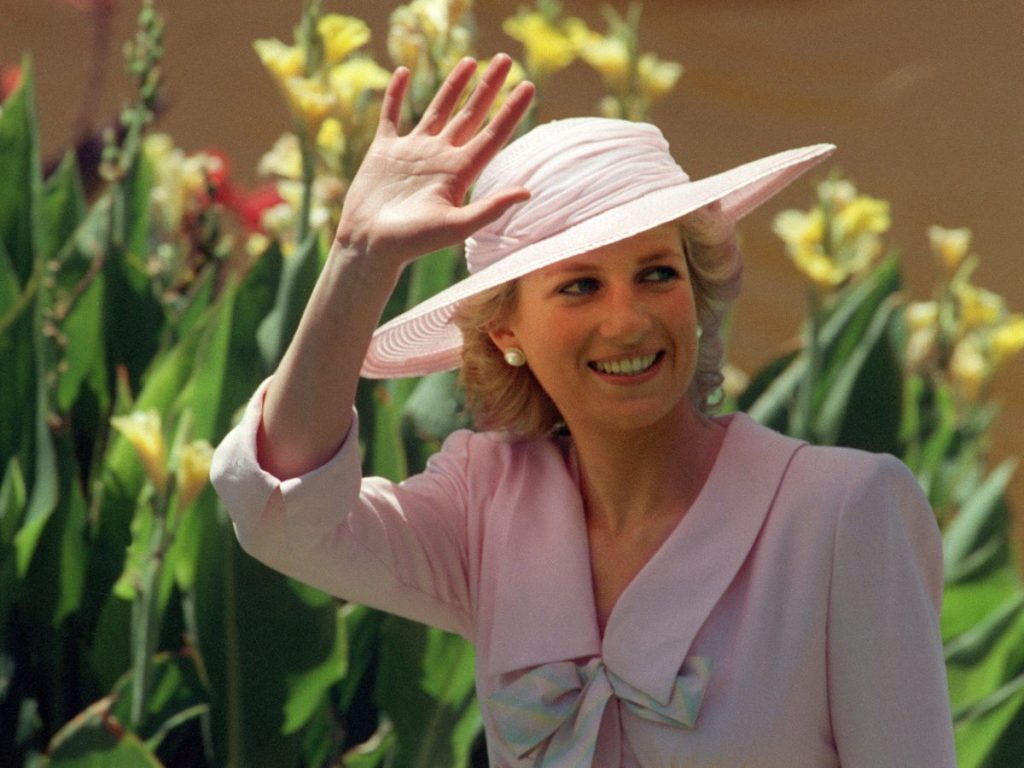 La princesa Diana de Gales saluda a la multitud el 27 de enero de 1988, durante su visita al parque Footscray, en las afueras de Melbourne. (Foto de PATRICK RIVIERE / AFP)
