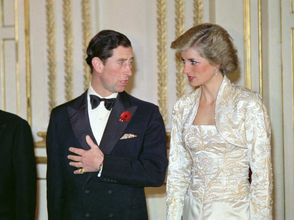 El príncipe Carlos y la princesa Diana asisten a una cena de Estado en el Palacio del Elíseo en París el 7 de noviembre de 1988 durante una visita de Estado a Francia. (Foto de Derrick CEYRAC / AFP)