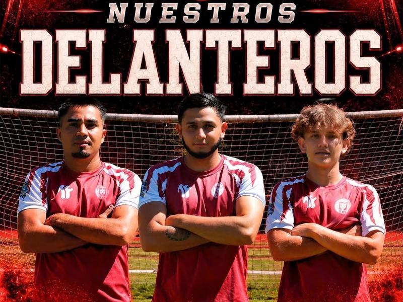 Delantera: Jesús Ochoa, Josué Paredes y Juan Carlos Reyes conforman el frente de ataque de C.D. Pumas UES.