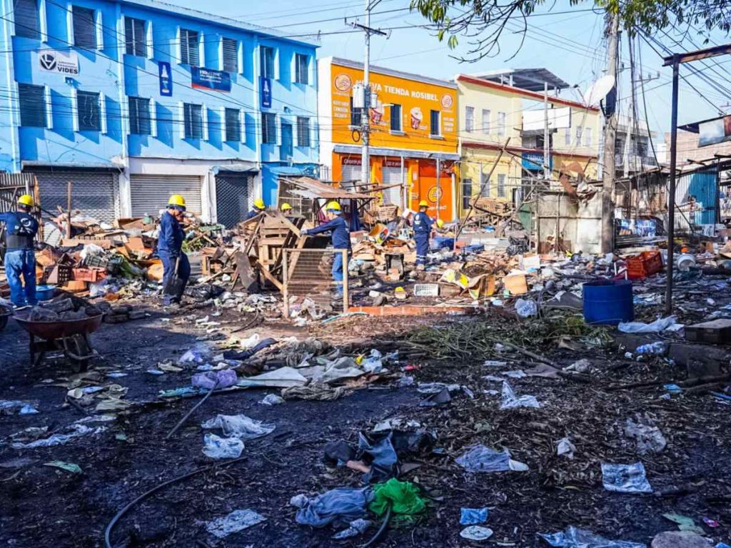 La Alcaldía de San Salvador Centro realiza trabajos de limpieza, retiro de estructuras y desmontaje en calles aledañas al Mercado Central como parte de la Fase 8 del Plan de Revitalización del Centro Histórico.