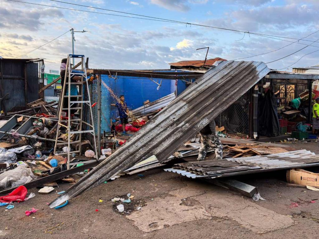 Alcaldía realiza limpieza y retiro de estructuras cerca del Mercado Central