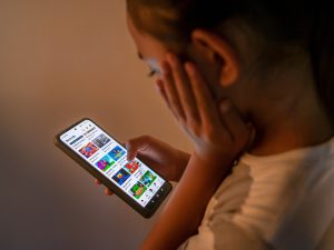 roblox-niño-celular