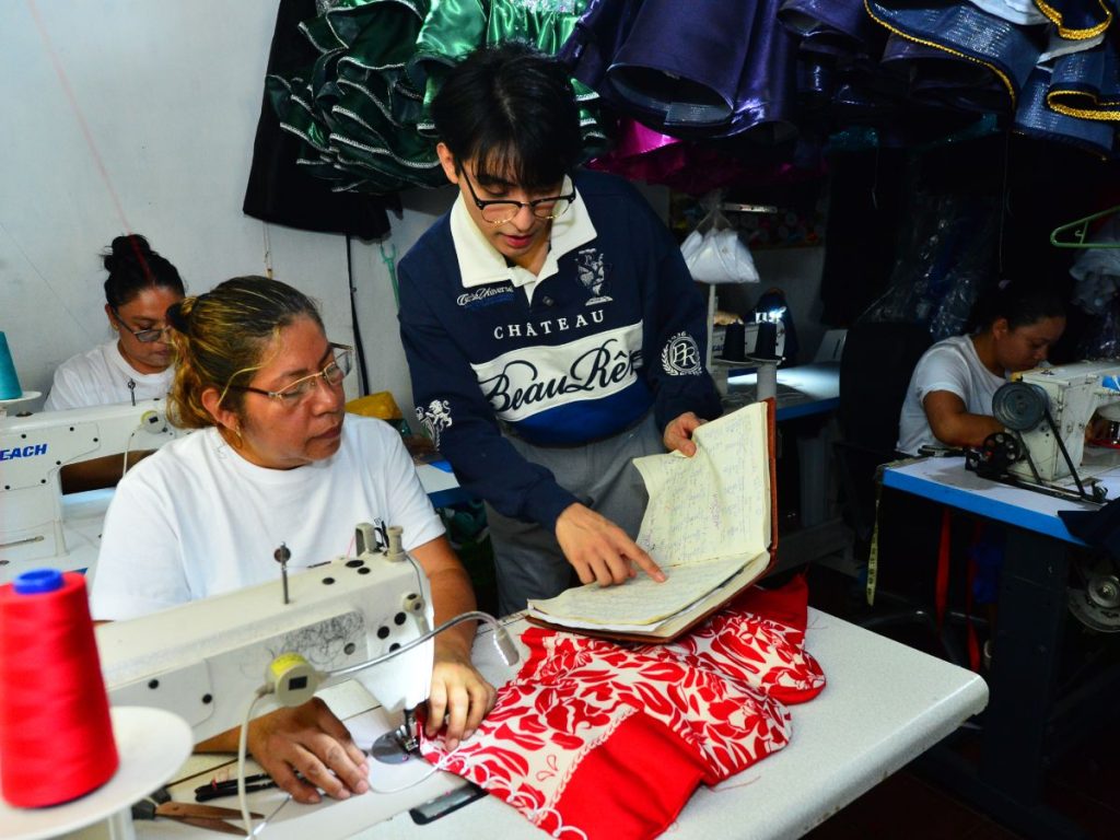 El taller de Roni Matías reúne a un equipo que participa en la confección y decoración de los vestuarios para las fiestas patrias. Fotografía/ Lissette Monterrosa