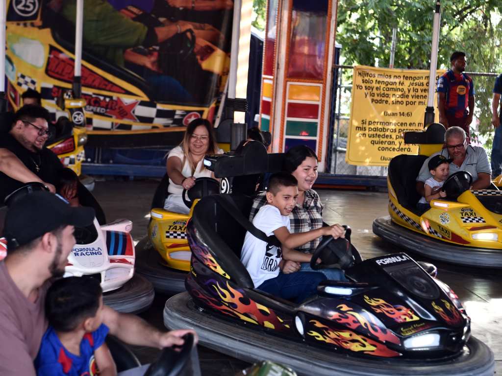 Niños y adultos comparten risas y choques en la pista de Sivarland