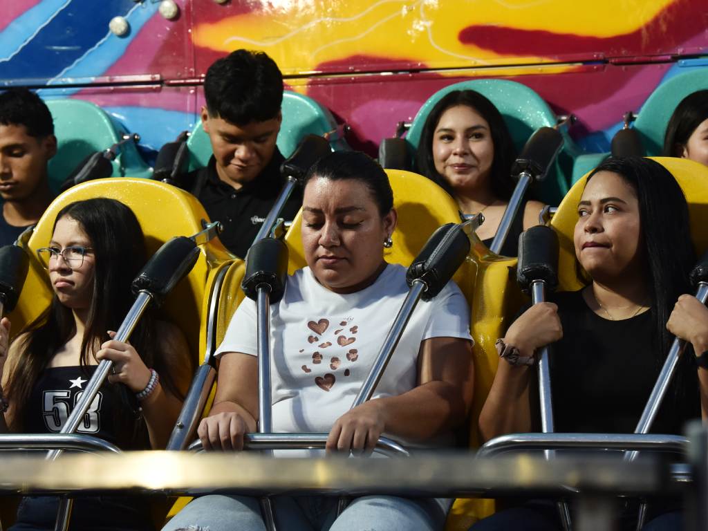 Algunos prefieren cerrar los ojos para no ver el trayecto de los juegos mecánicos.