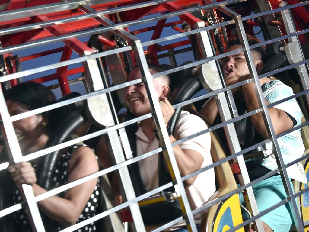 Jóvenes se aferran a los barrotes del Kamikaze en el campo de la feria de Sivarland.