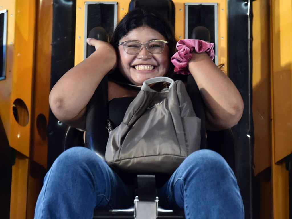 Esta joven se prepara para la caída libre en el juego Super Shot de Sivarland.