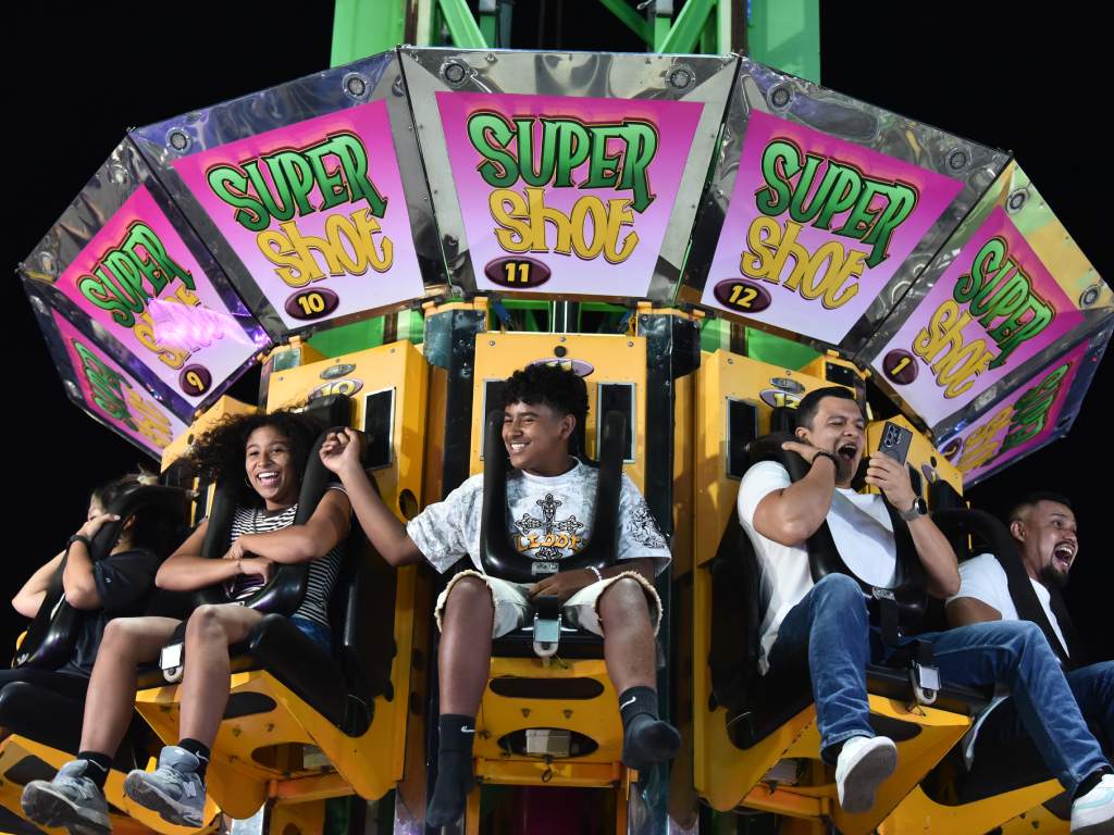 Este joven al centro permenece tranquilo mientras todos gritan en este juego de caída libre.
