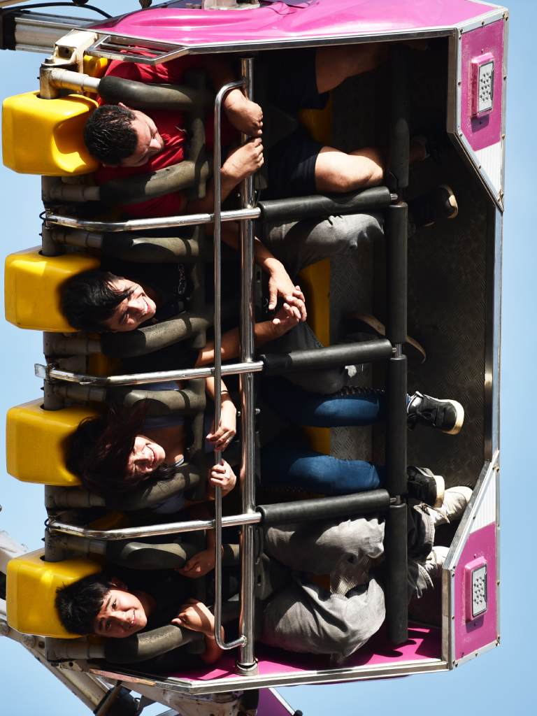 Observando el panorama de la feria desde lo más alto con asombro y alegría contenida.