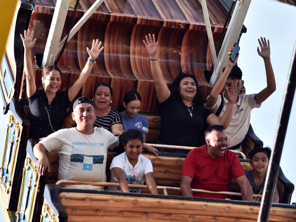 Manos al aire y carcajadas en grupo en el Barco Pirata mientras sube y baja con adrenalina.