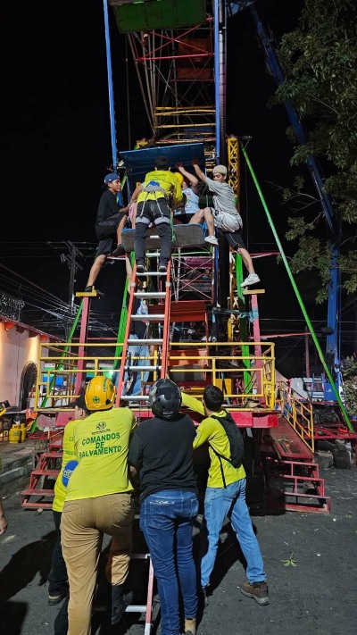 Equipos de socorro trabajaron en la evacuación de los ocupantes de la rueda Chicago tras la falla registrada en Izalco.