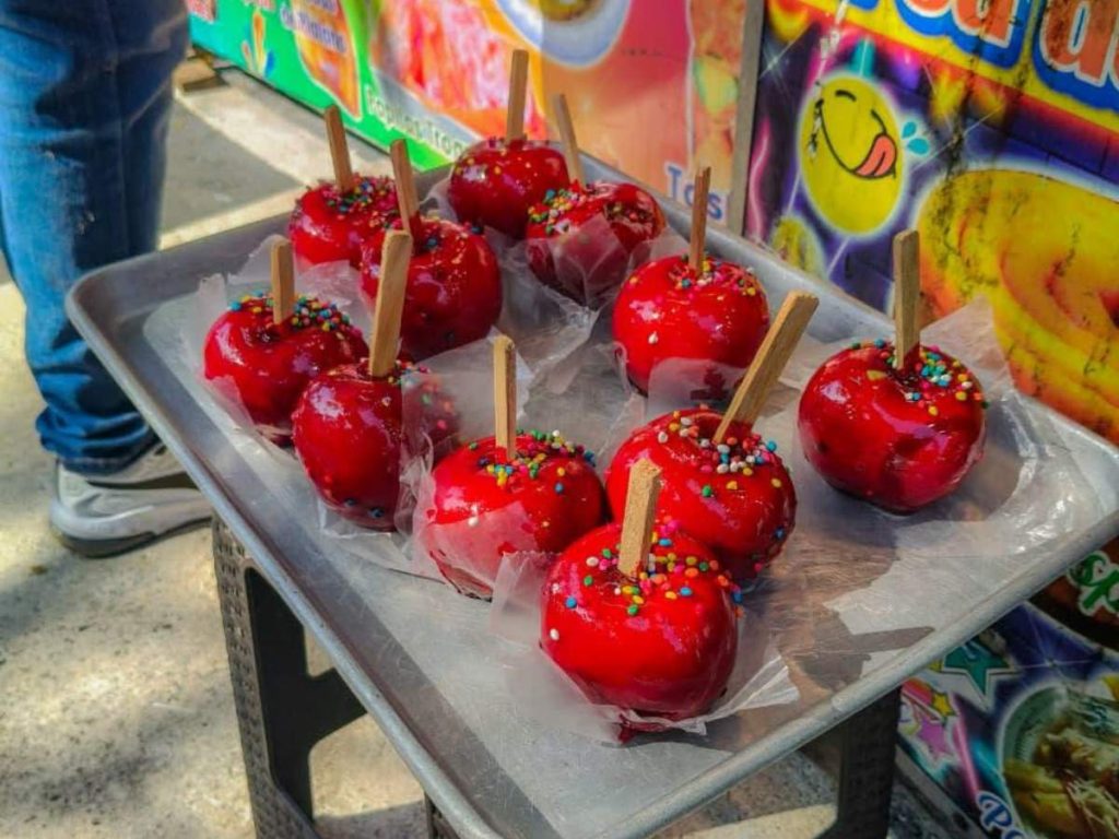 Los visitantes también podrán encontrar antojitos de feria como elotes locos, papitas fritas, dulces y manzanas encarameladas.