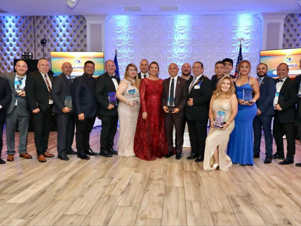 Entre los homenajeados figuran Carlos “El Famoso” Hernández, Willy Martínez, Alejandro Buruca, María Ríos, Dimas Escobar, Marilyn Reyes, Tony Villalobos, Armando Rivas, Juan Umanzor y Richard Steinberg.