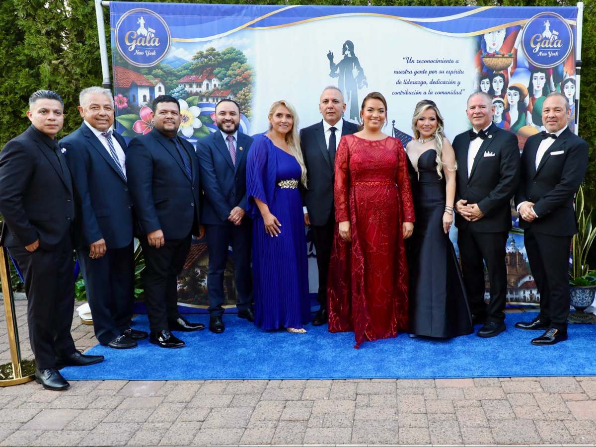 Diez salvadoreños fueron galardonados en la Gala Orgullosamente Salvadoreño 2026, realizada en Woodbury, Nueva York, en el marco de los 20 años del Día del Salvadoreño Americano.