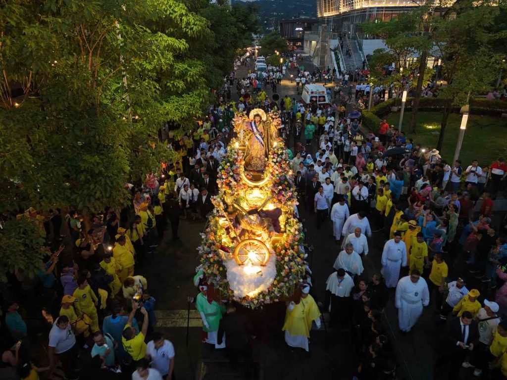 La procesión avanzaró por la calle Rubén Darío hasta llegar frente a la Catedral Metropolitana.