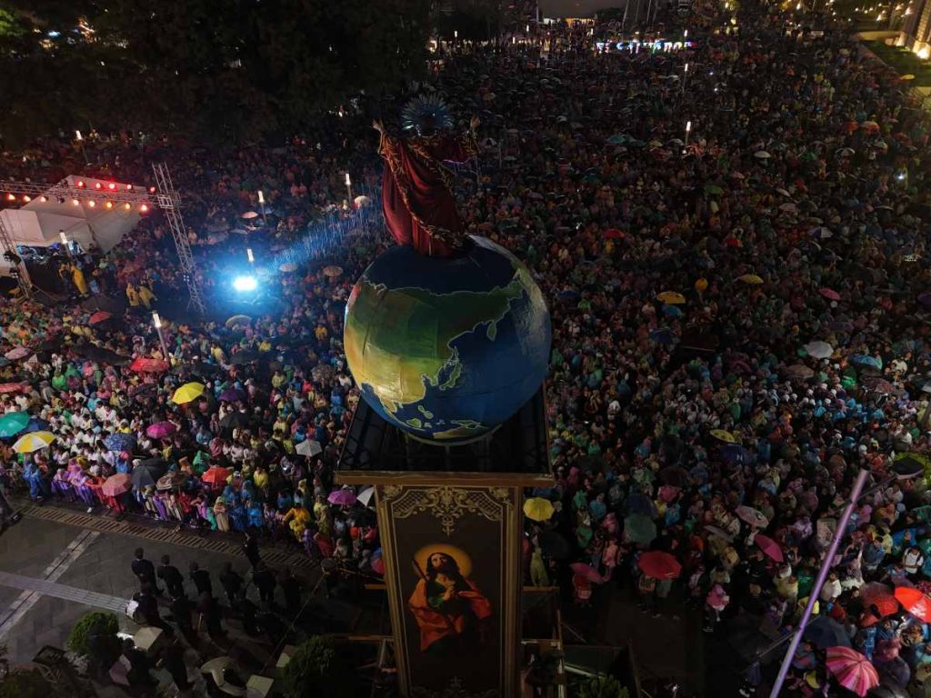 Miles de feligreses se congregan frente a la Catedral Metropolitana para acompañar la tradicional Bajada del Divino Salvador del Mundo.
