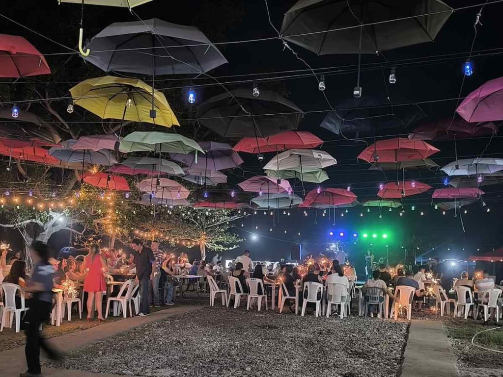 El restaurante combina gastronomía con un entorno de clima fresco y vistas hacia el volcán de Usulután y el cerro El Taburete.
