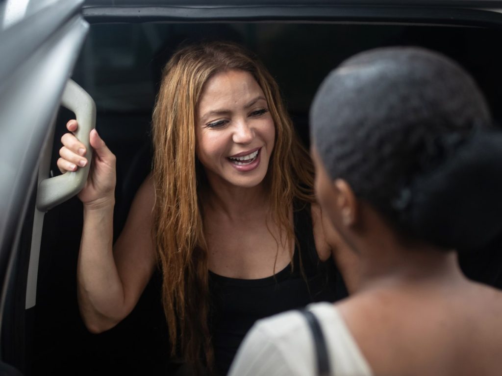 Shakira reconstruirá universidad y colegios tras terremoto en Colombia