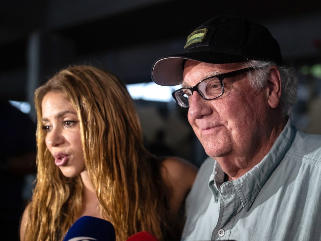 La cantante colombiana Shakira habla junto al filántropo estadounidense Howard Graham Buffett durante una rueda de prensa este lunes, luego de visitar una de las zonas devastadas por el terremoto de magnitud 7,4 en Quibdó (Colombia). 