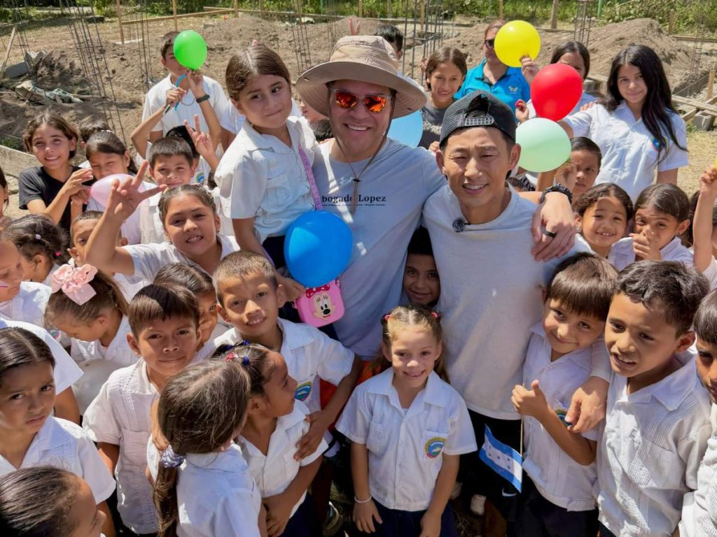Fujiyama ha dedicado casi dos décadas a impulsar la construcción de escuelas para comunidades de Honduras. Foto: redes sociales