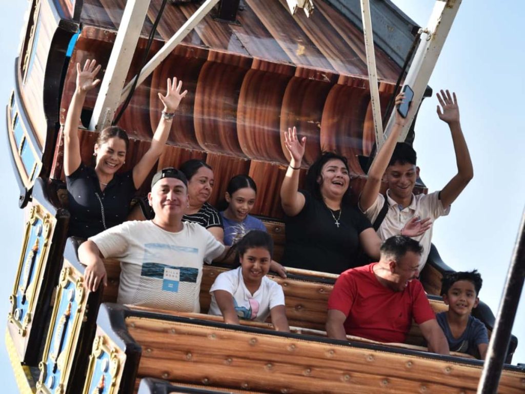 Niños y adultos disfrutan de las diferentes atracciones instaladas en Sivarland durante las vacaciones de agosto. Foto / Miguel Lemus