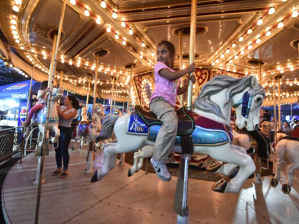 Una pequeña disfruta un alegre paseo a caballo