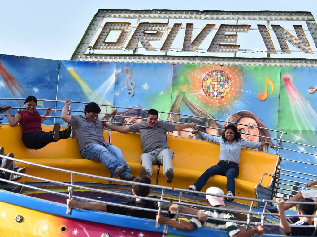 Jóvenes experimentan la velocidad y el vértigo en las atracciones extremas