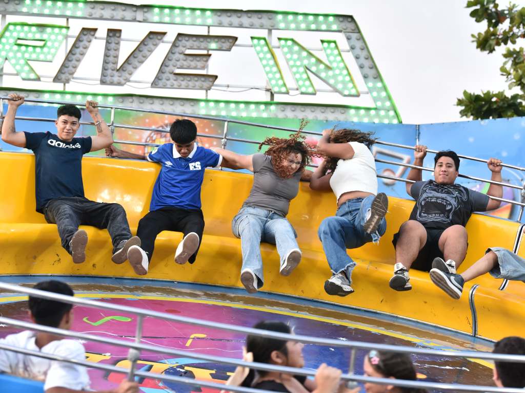 Jóvenes suspendidos en el aire por las sacudidas, luchando por no caer del asiento.