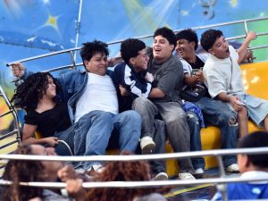 Un grupo de amigos se agarra desesperadamente mientras la atracción comienza a moverse.