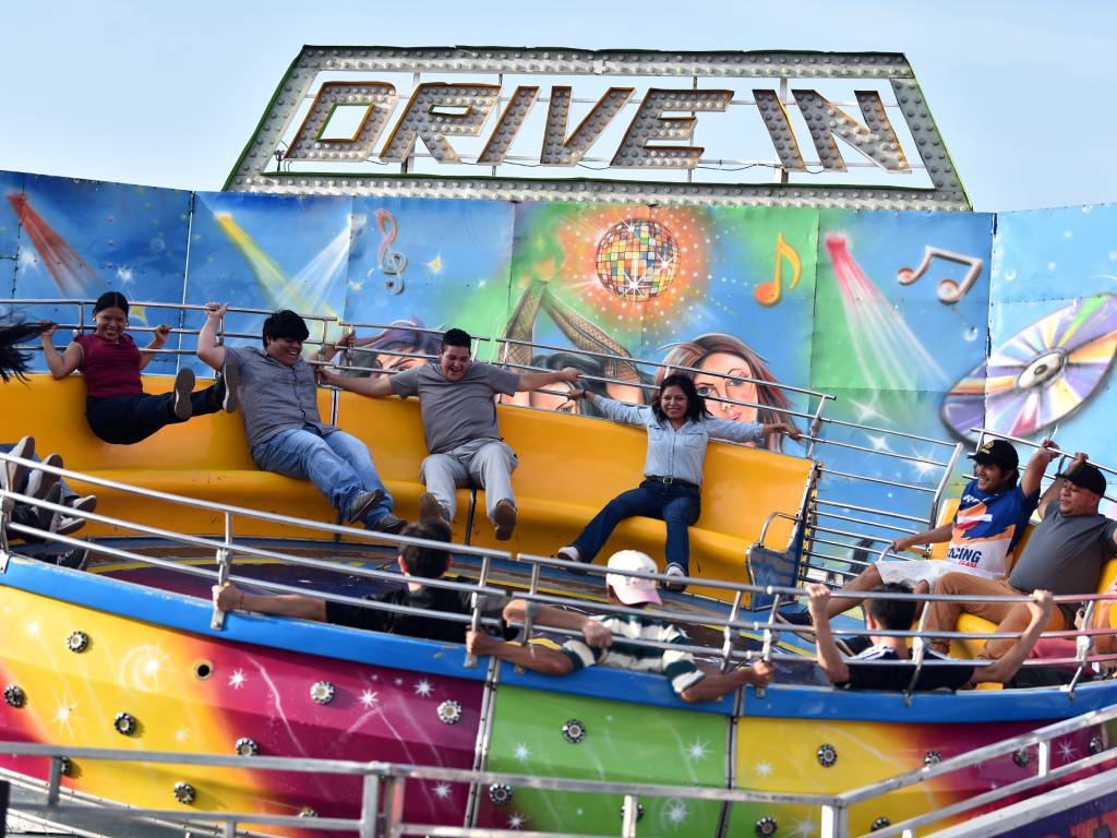 famoso Tagadá de Sivarland, con su letrero "DRIVE IN", en plena acción.