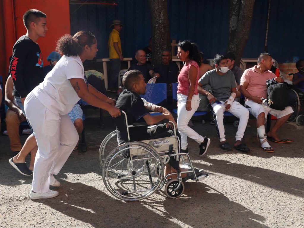 Pacientes son evacuados de una clínica tras el terremoto de magnitud 7,4 este lunes, en Cali (Colombia).