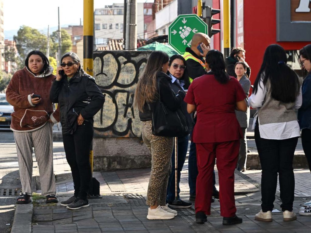 La gente evacúa tras un terremoto en Bogotá el 10 de agosto de 2026.