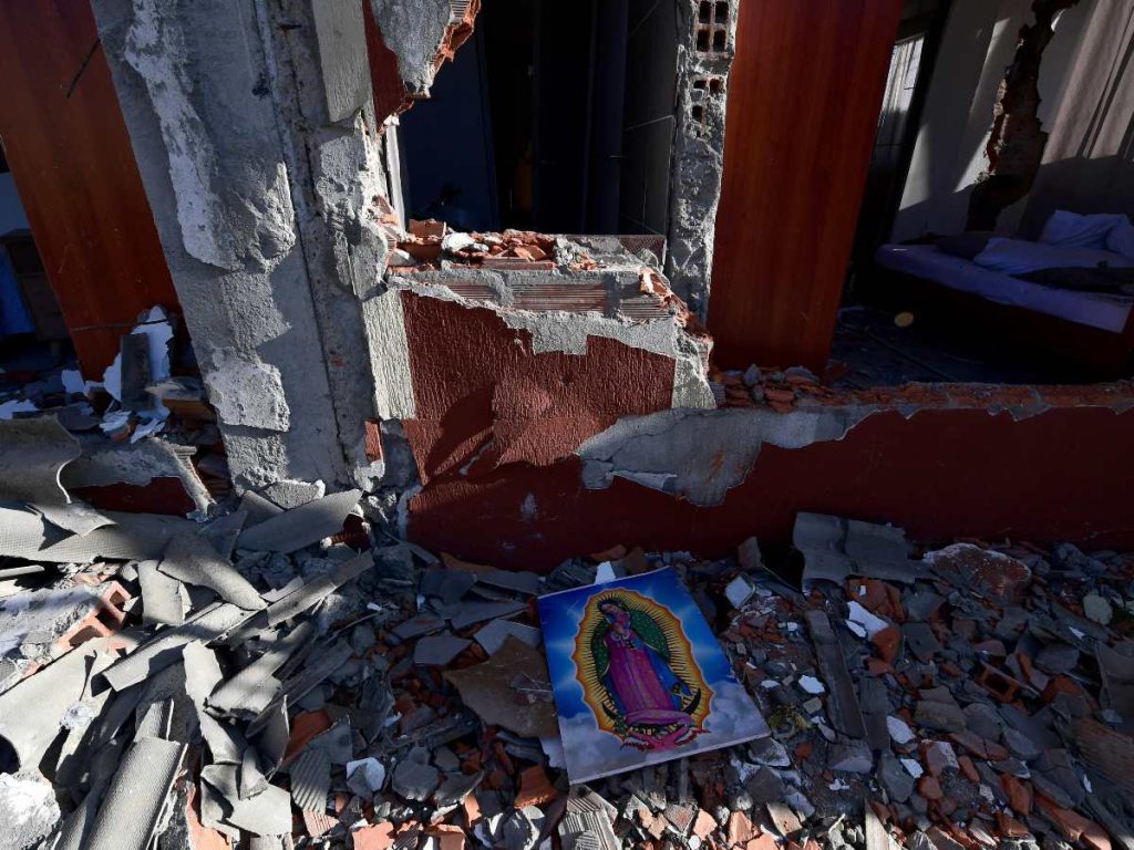 Una imagen de la Virgen de Guadalupe aparece entre los escombros de un edificio derrumbado tras el terremoto que sacudió Pereira, Colombia, el 10 de agosto de 2026.