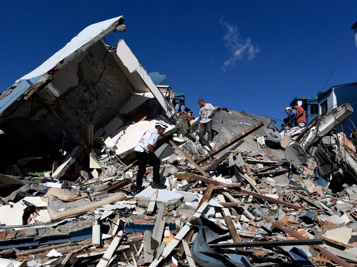 Los rescatistas buscan sobrevivientes entre los escombros de un edificio derrumbado tras el terremoto que sacudió Pereira, Colombia, el 10 de agosto de 2026.