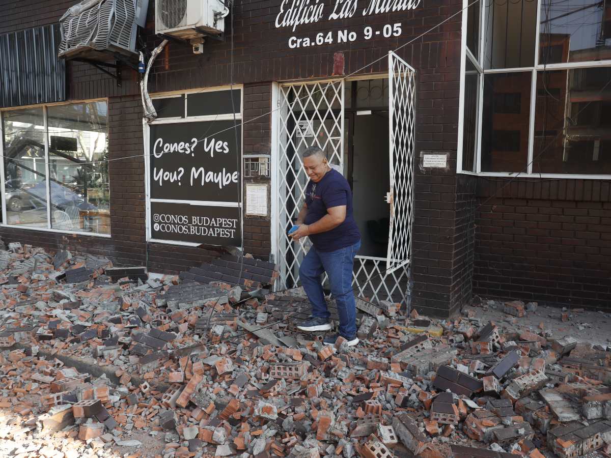 Un hombre camina sobre escombros tras un fuerte temblor este lunes, en Cali (Colombia).