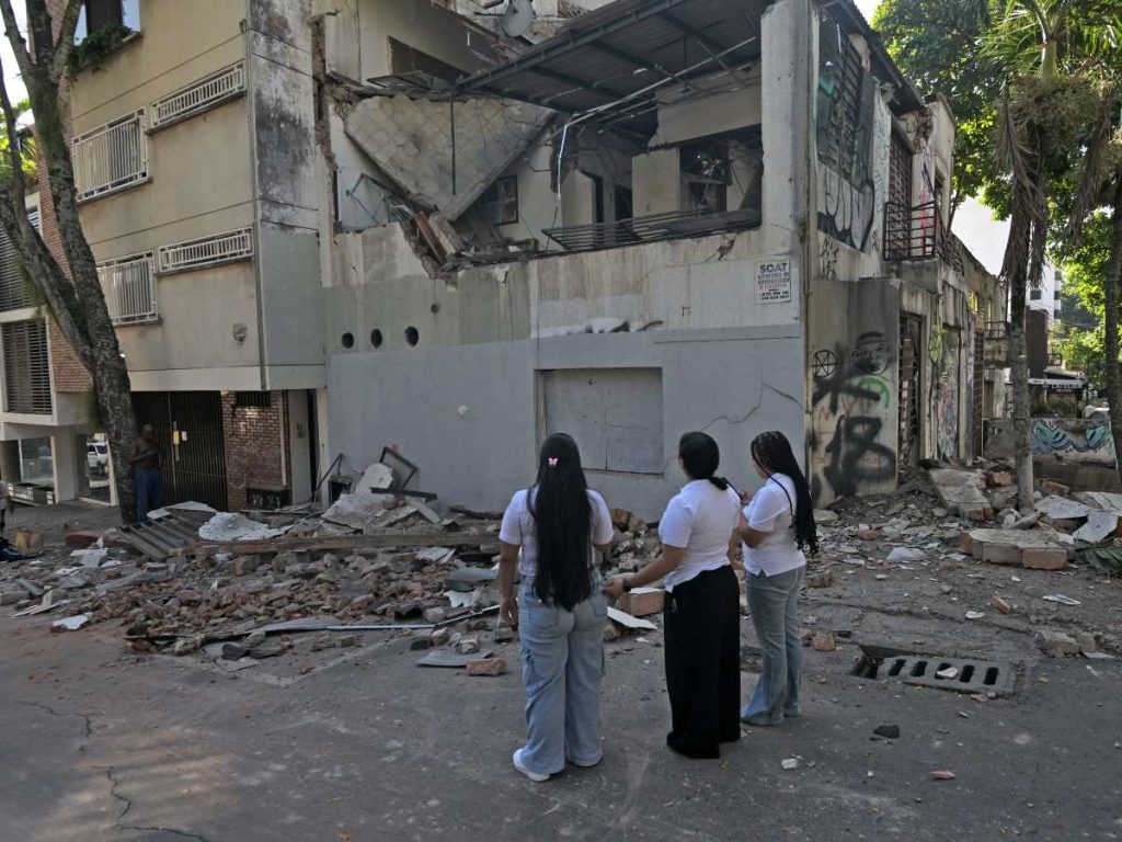 Mujeres observan un edificio dañado tras un terremoto en Cali, Colombia, el 10 de agosto de 2026.