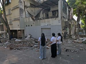 Mujeres observan un edificio dañado tras un terremoto en Cali, Colombia, el 10 de agosto de 2026.