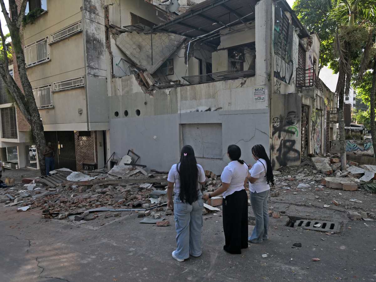 Mujeres observan un edificio dañado tras un terremoto en Cali, Colombia, el 10 de agosto de 2026.