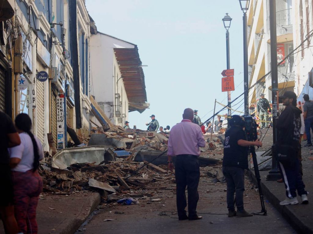 En la imagen se aprecian escombros en una calle tras el terremoto que sacudió Manizales, Colombia, el 10 de agosto de 2026.
