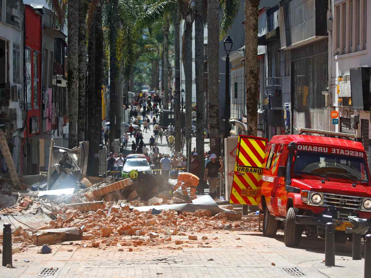 Equipos de rescate trabajan en Manizales tras el terremoto de magnitud 7,4 que sacudió Colombia y dejó graves daños en varias ciudades.