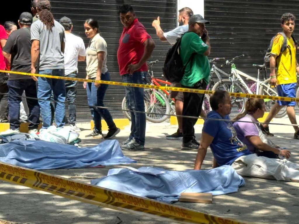 Fotografía que muestra personas fallecidas tras el terremoto de magnitud 7,4 que sacudió esta mañana el país, este lunes en Cali (Colombia).