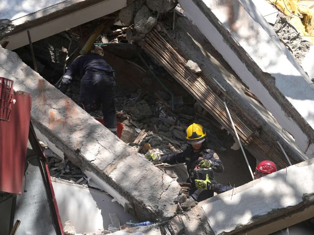 Integrantes del cuerpo de Bomberos de Cali trabajan entre los escombros de edificaciones colapsadas por el terremoto de magnitud 7,4 que sacudió esta mañana el país, este lunes en Cali (Colombia).