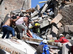 Sube a 169 la cifra de muertos por terremoto en Colombia