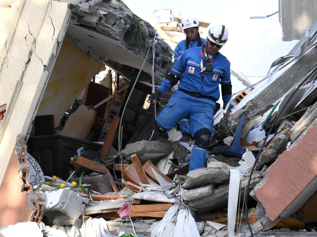 Rescatistas buscan sobrevivientes entre los escombros de un edificio colapsado tras el terremoto en Pereira.