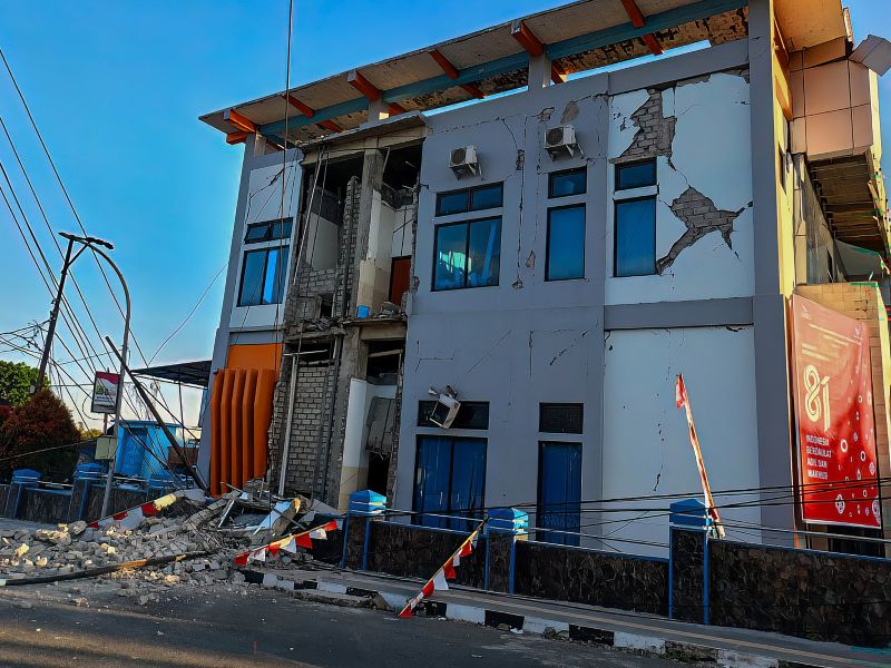 El sismo de magnitud 7,7 fue seguido por dos fuertes réplicas de magnitudes 5,6 y 5,9 en la misma zona.