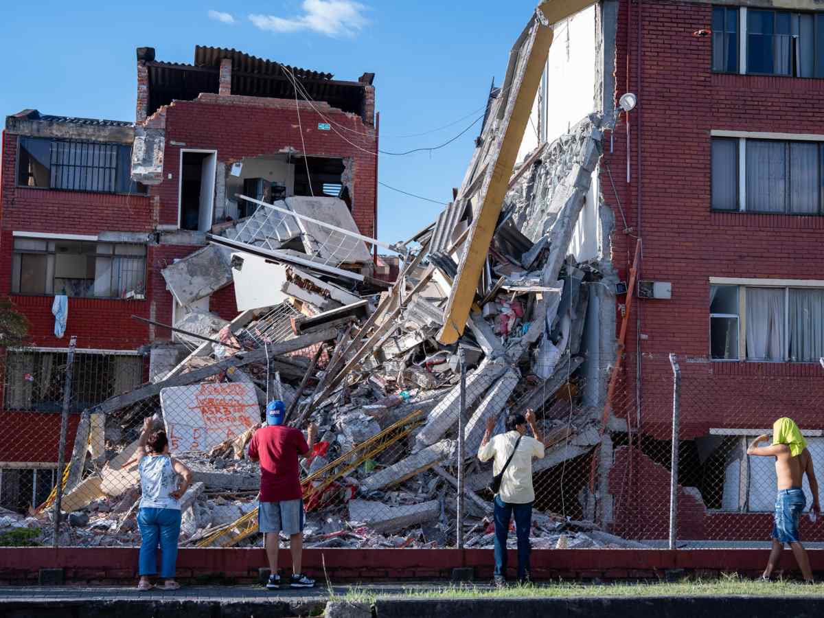 Personas observan viviendas afectadas por el terremoto de magnitud 7,4 en Pereira, una de las ciudades golpeadas por el sismo.