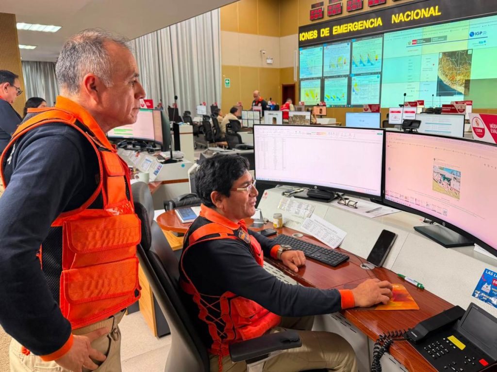 Fotografía tomada de la cuenta en X @indeciperu del Instituto Nacional de Defensa Civil de Perú (Indeci) en la que se observa al jefe del Indeci, Luis Enrique Vásquez (i), monitoreando lo ocurrido por el terremoto de magnitud 7,2 en la región andina de Ayacucho, este jueves en el sur de Perú. EFE