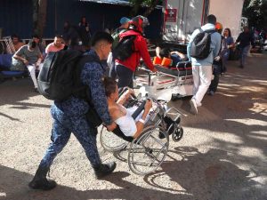 Pacientes son evacuados de una clínica tras el terremoto de magnitud 7,4 este lunes, en Cali (Colombia).