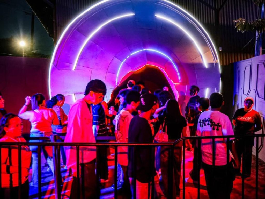 La feria ofrece espacios ambientados con temática de terror, música, personajes y espectáculos de baile inspirados en temas como Thriller, de Michael Jackson.