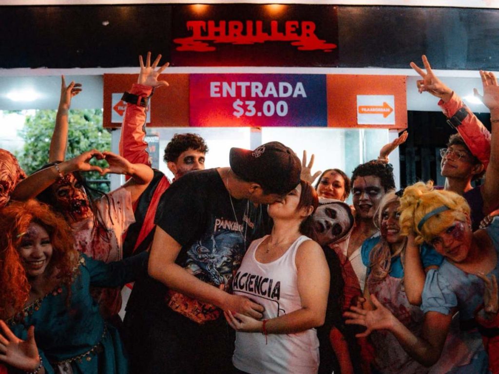 Los personajes de Horrorland se convirtieron en cómplices de un momento romántico durante Terror CIFCO VII. Foto / Cortesía